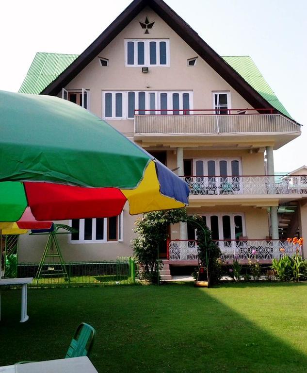 Ikraam Inn Bed & Breakfast Сринагар Экстерьер фото